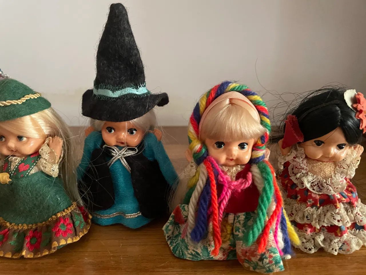 Conjunto 6 bonecas vintage com trajes folcloricos 9 cm  - Foto 2