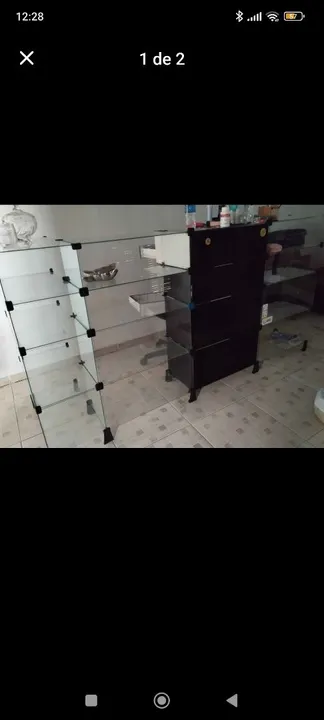 Conjunto de prateleiras de vidro e móvel preto
