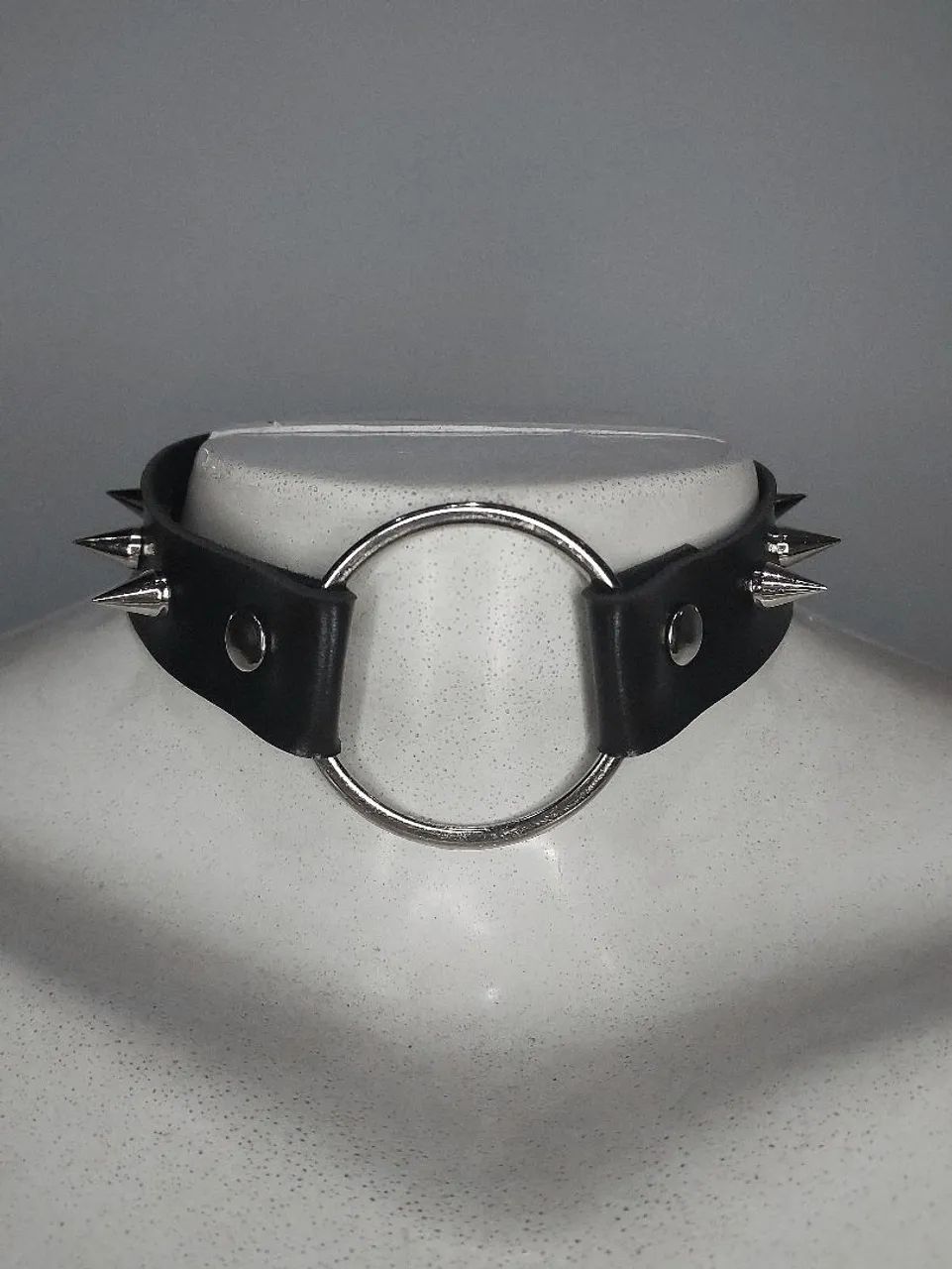 Gargantilha preta de Couro sintético com spikes
