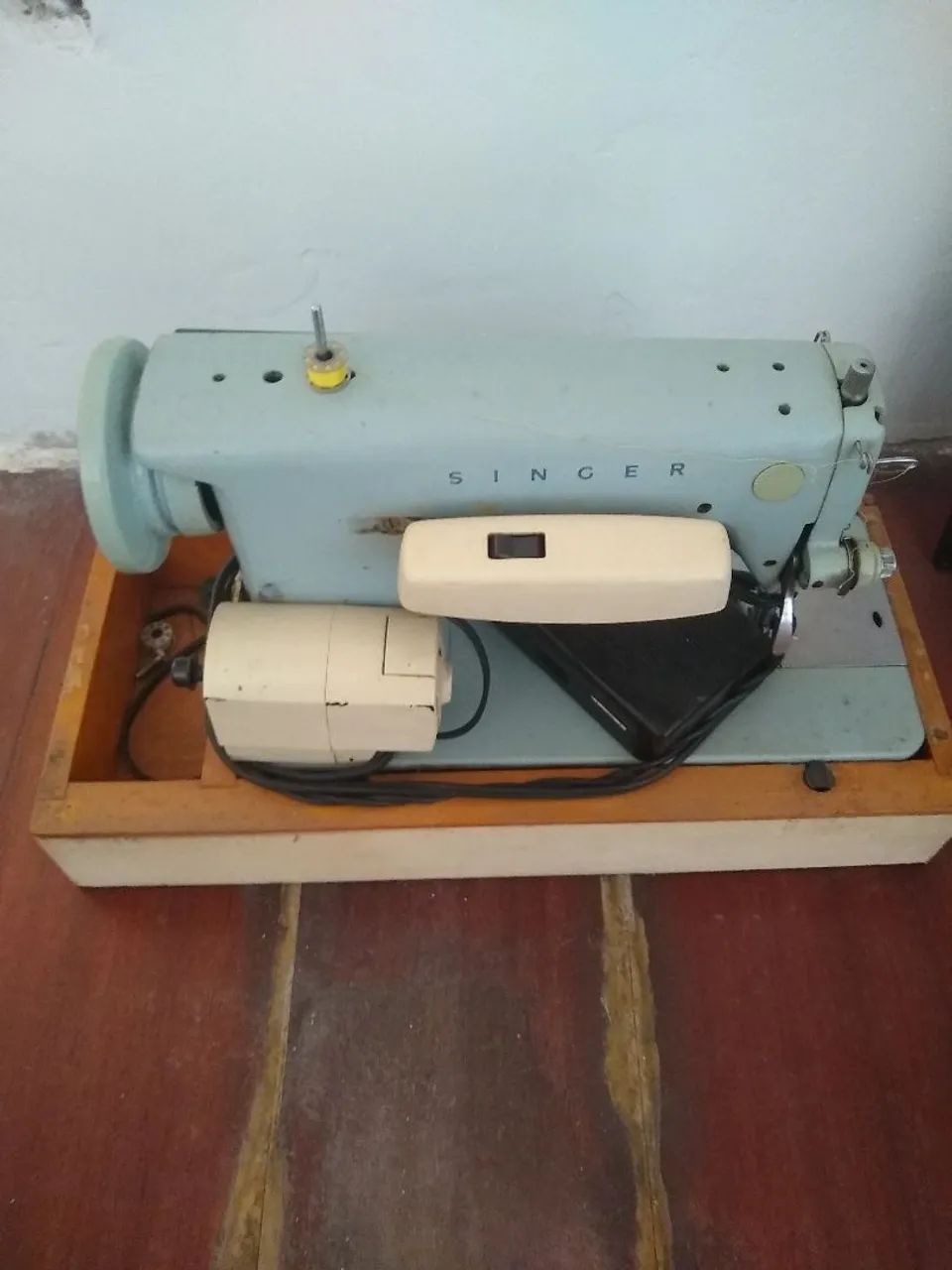 Máquina de costura Singer antiga com defeito - Foto 2