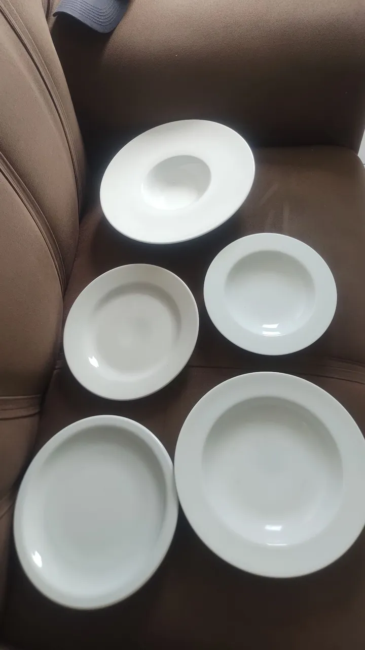 Conjunto de Pratos Brancos para Refeições