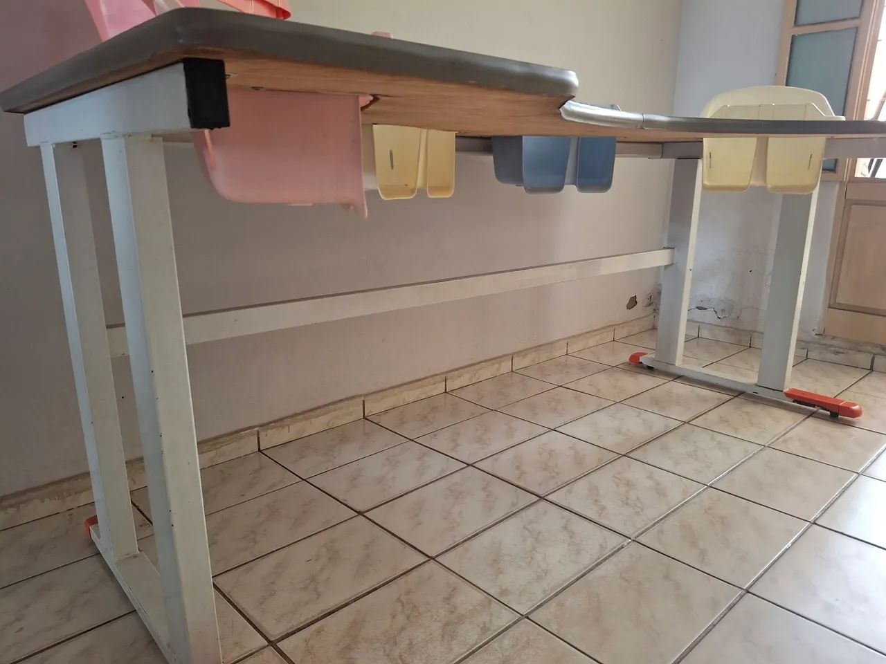 Vendo mesa para refeição de bebês com 4 lugares  - Foto 5