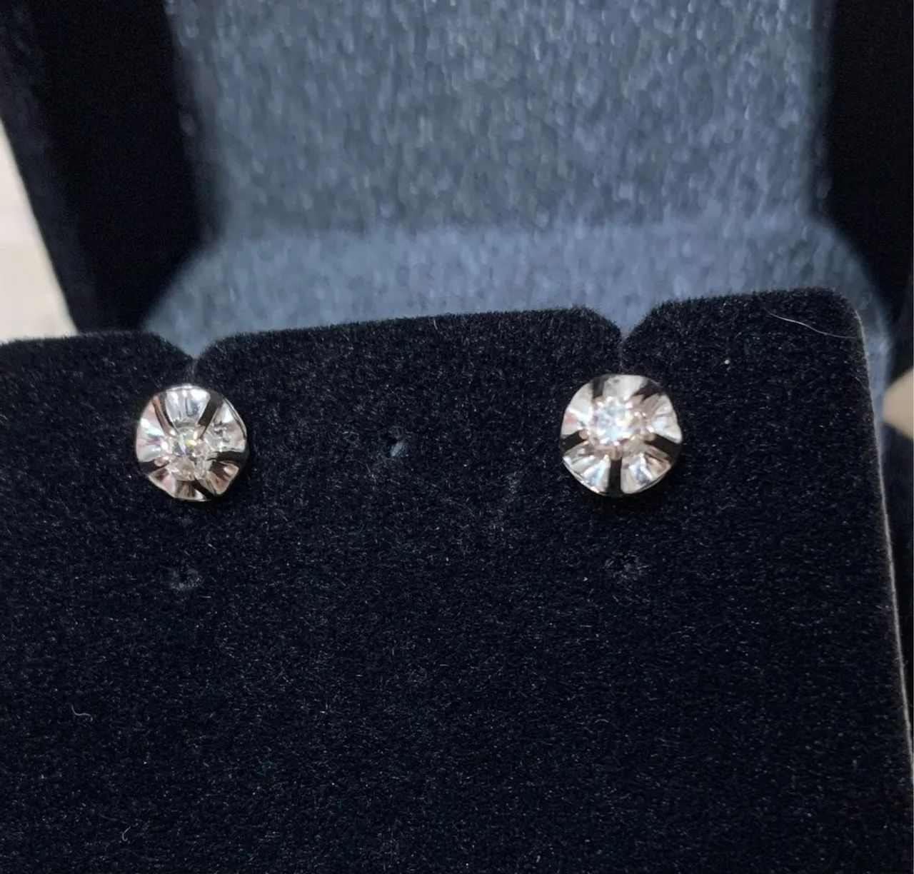 Antigo brinco em ouro com diamante.
