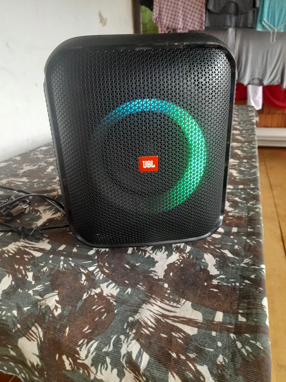 Caixa de som JBL com iluminação