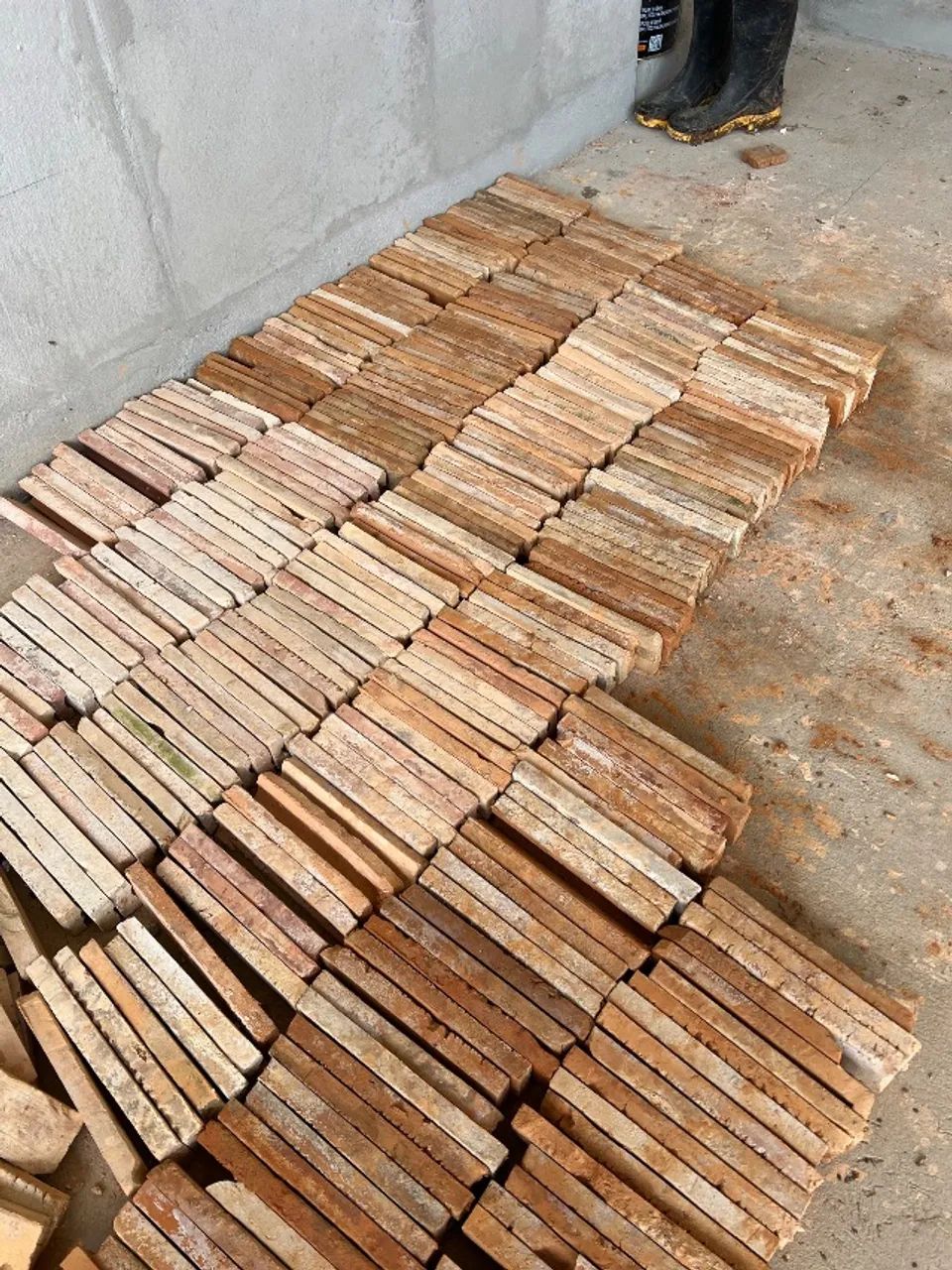 Plaquetas de tijolo de demolição, tenho 31m2, vendo em metragens menores R$ 269,00 o m2 - Foto 2