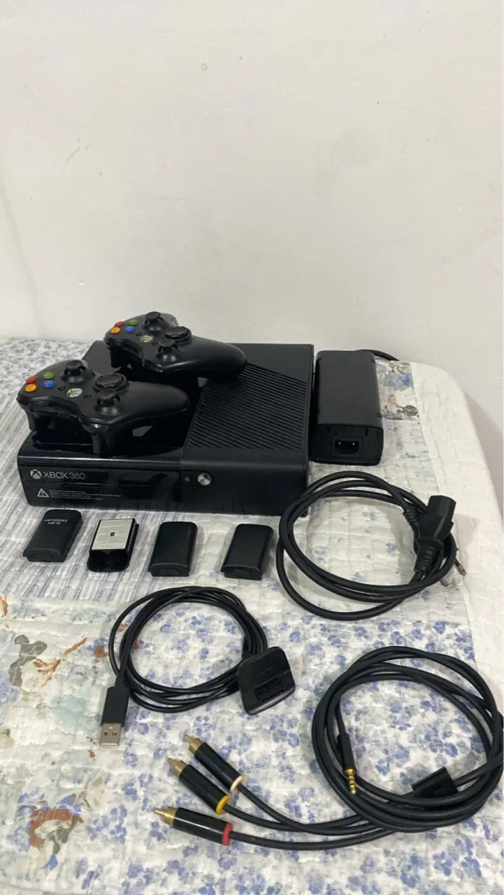 Xbox 360 com 3 controles e jogos