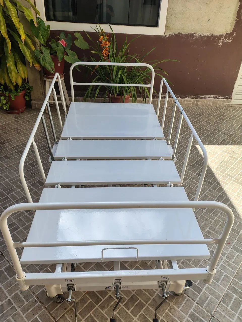 Cama hospitalar c/elevação total c paciente entrego  - Foto 3