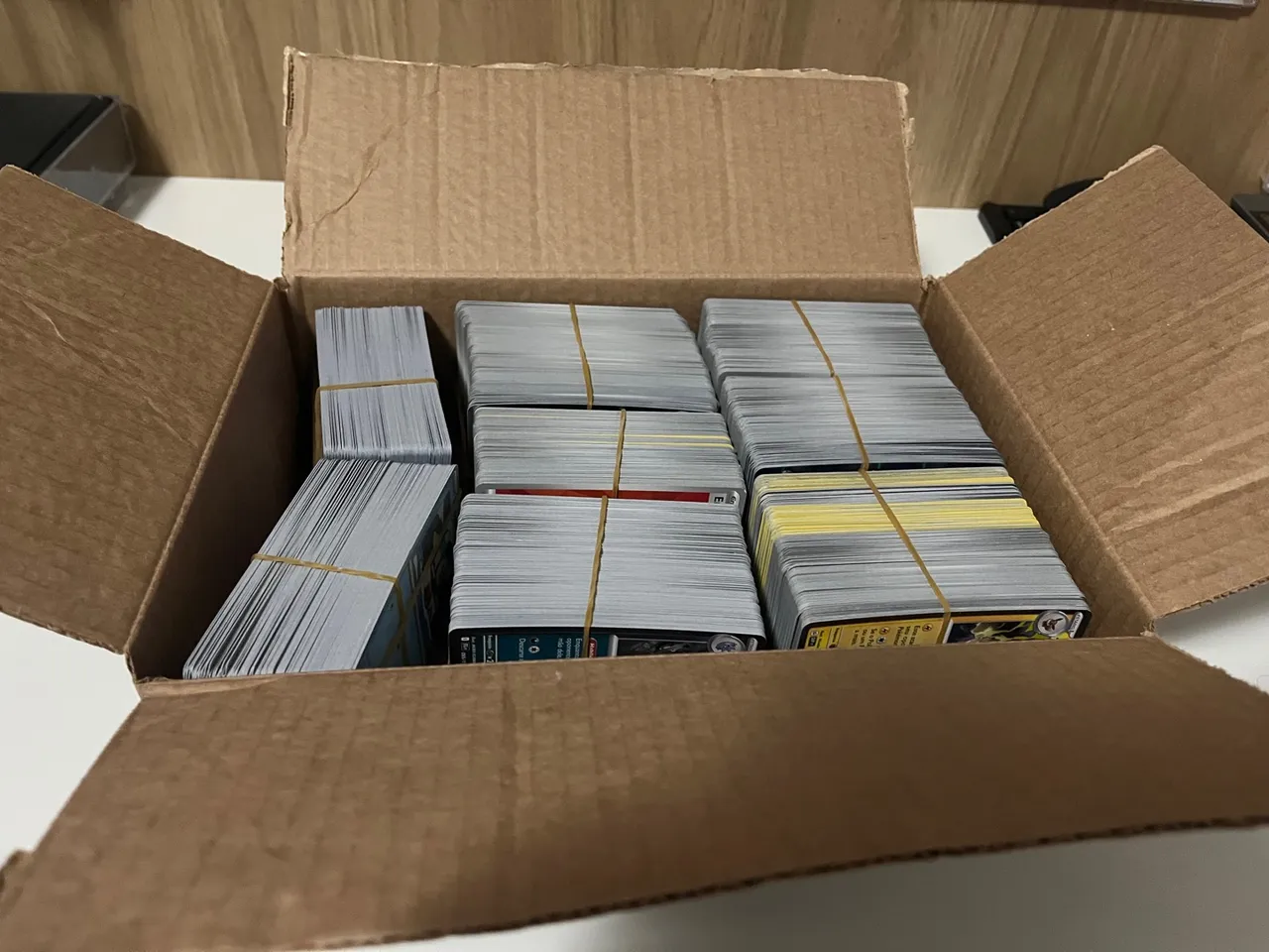 Lote de 1250 cartas colecionáveis Pokémon, comuns, reverse e foil