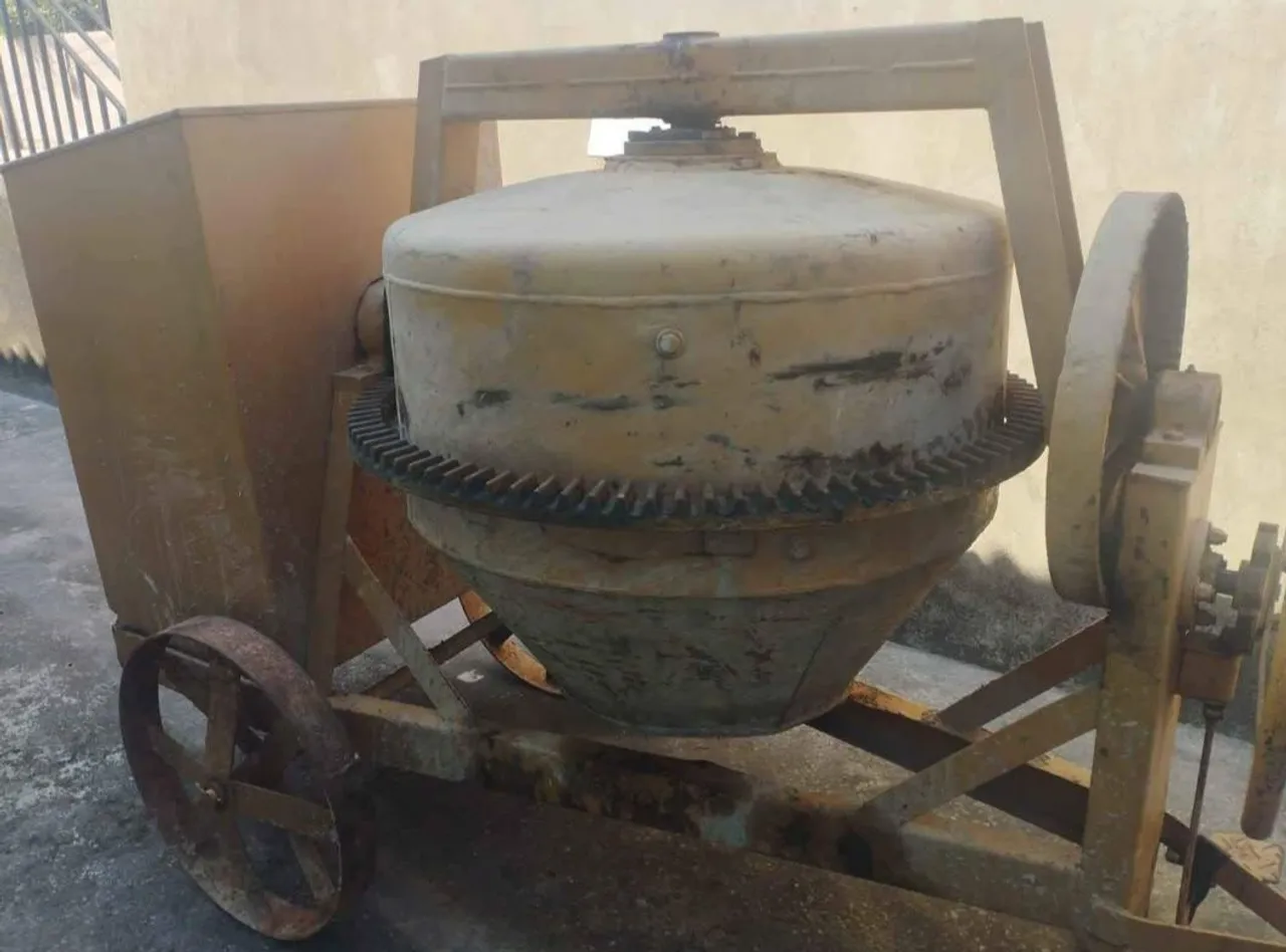 Vendo essa betoneira.