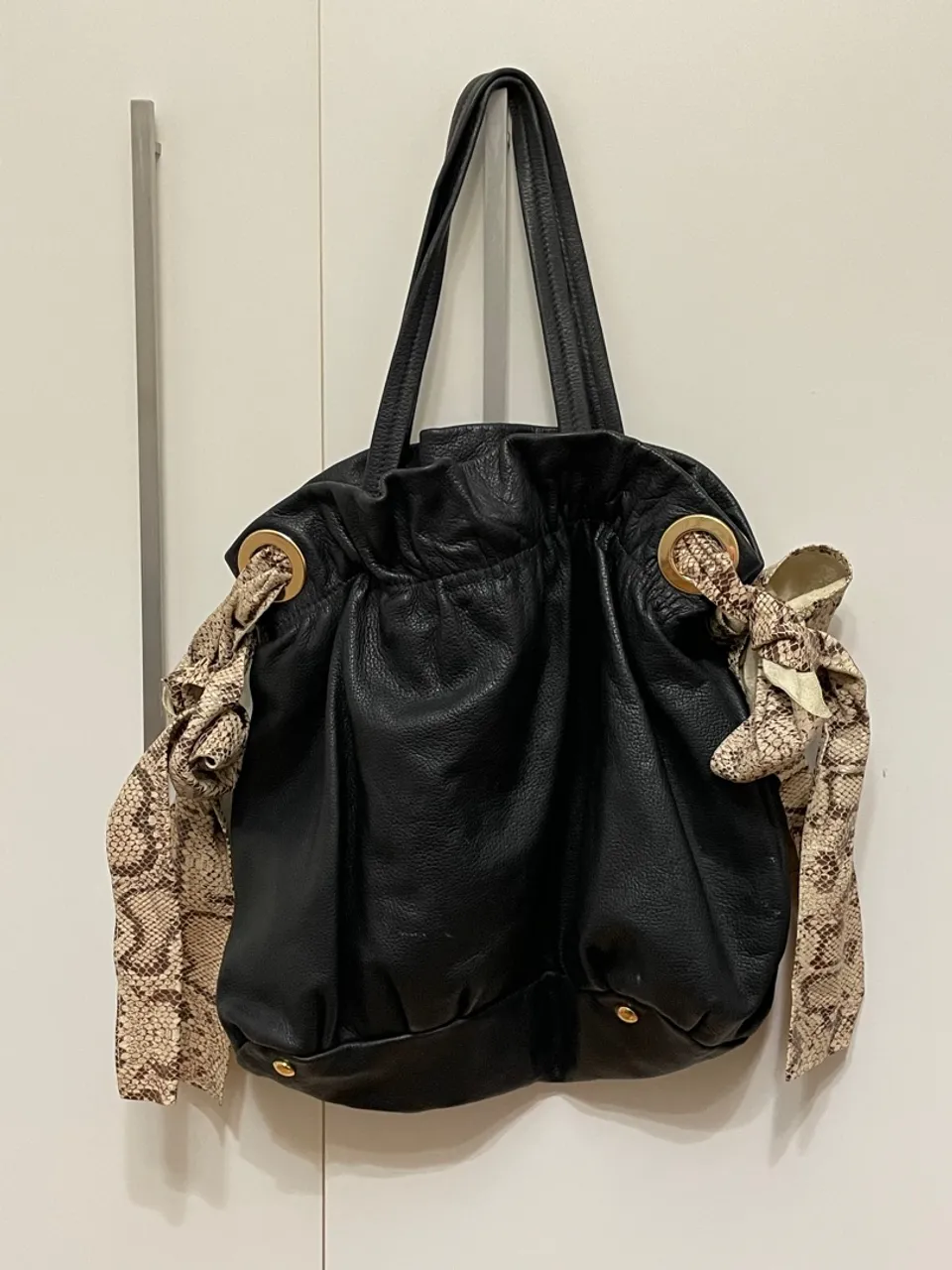 Bolsa de couro preta com lenço
