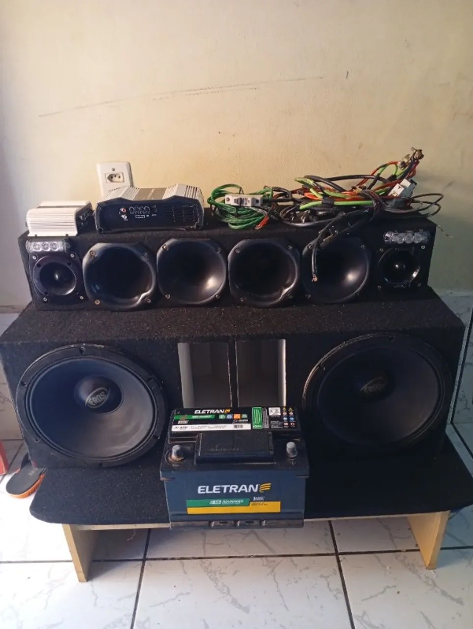 Caixa de som automotiva 
