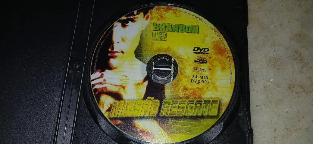 Kit 2 Dvds Ação Missão Resgate Brandon Lee + Comando Imbatível Charlie Sheen - Foto 4