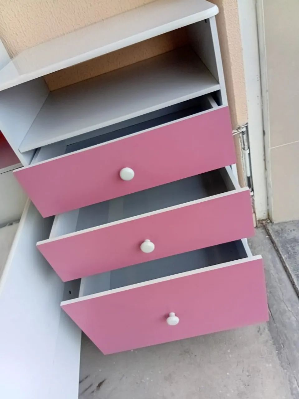"Cômoda Magia: Charme e Durabilidade em 3 Gavetas Branco e Rosa - 100% MDF" - Foto 2