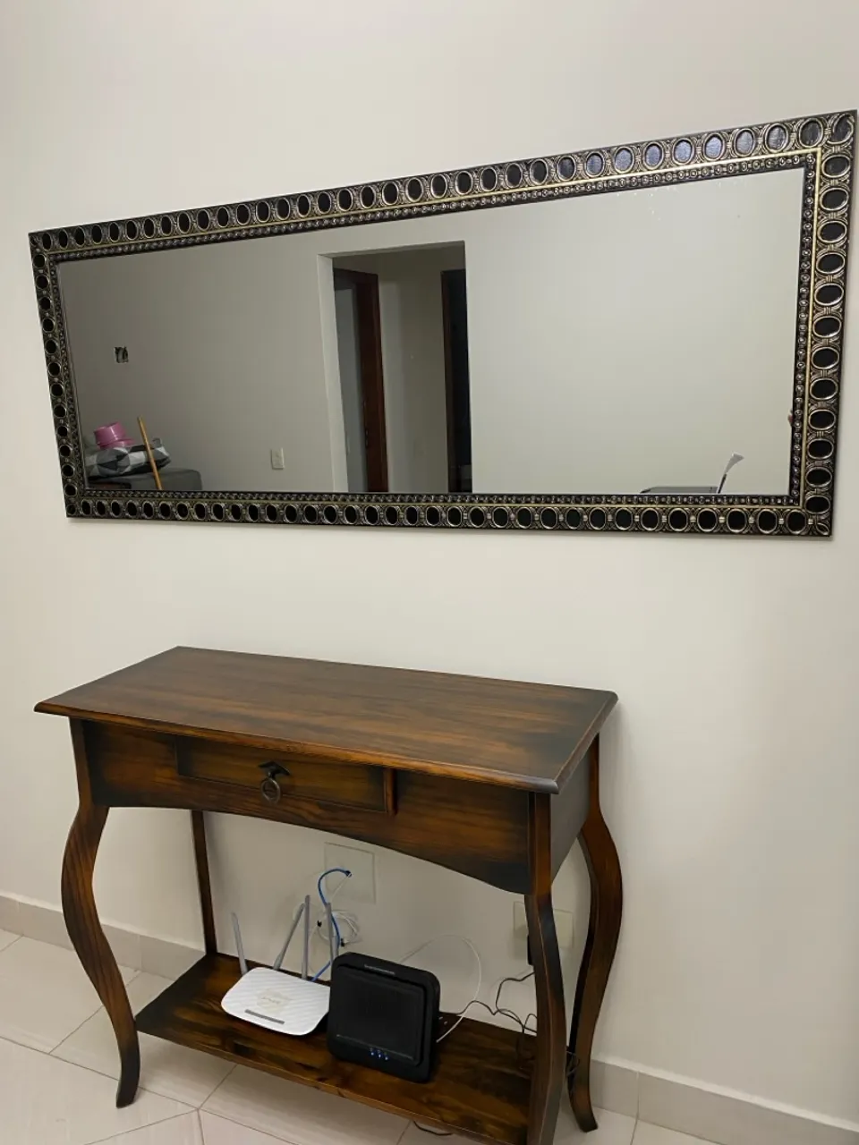 Aparador de madeira com espelho decorativo