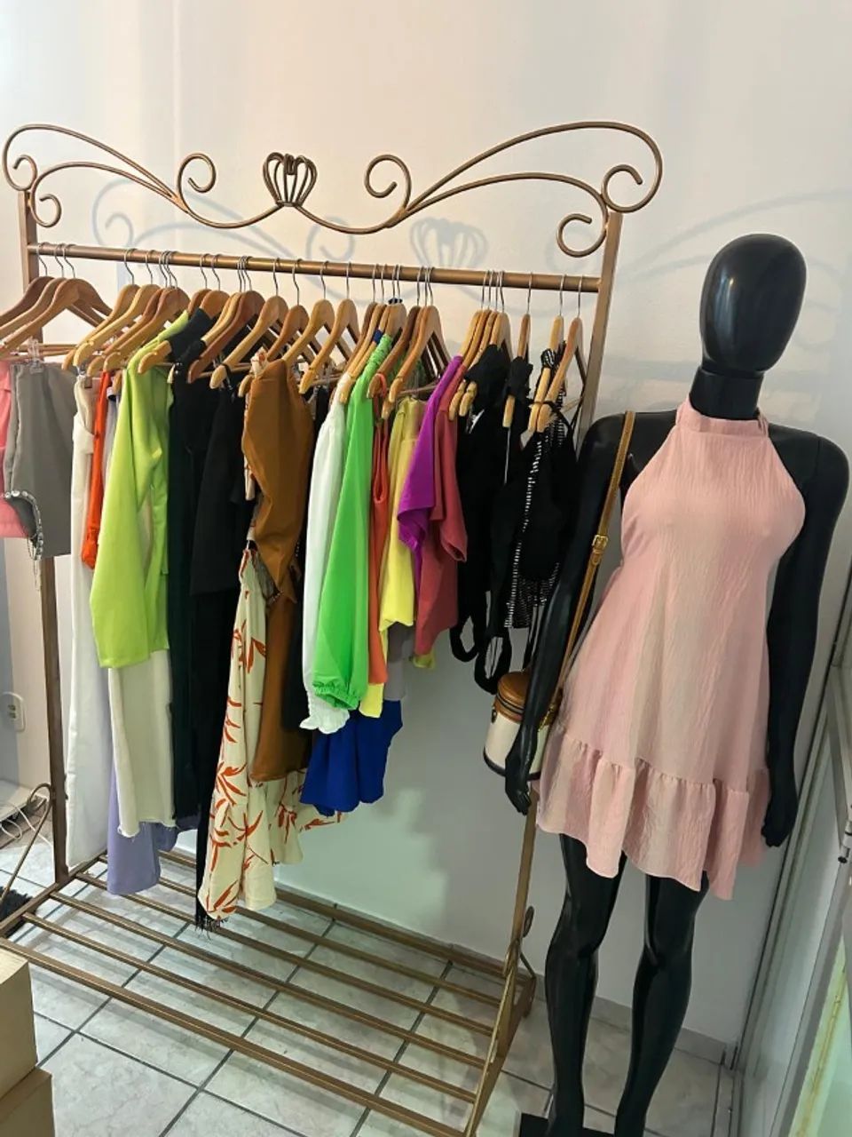 Vendo loja de roupas femininas - Apenas R$ 7.000 - Por motivo de mudança - Foto 2