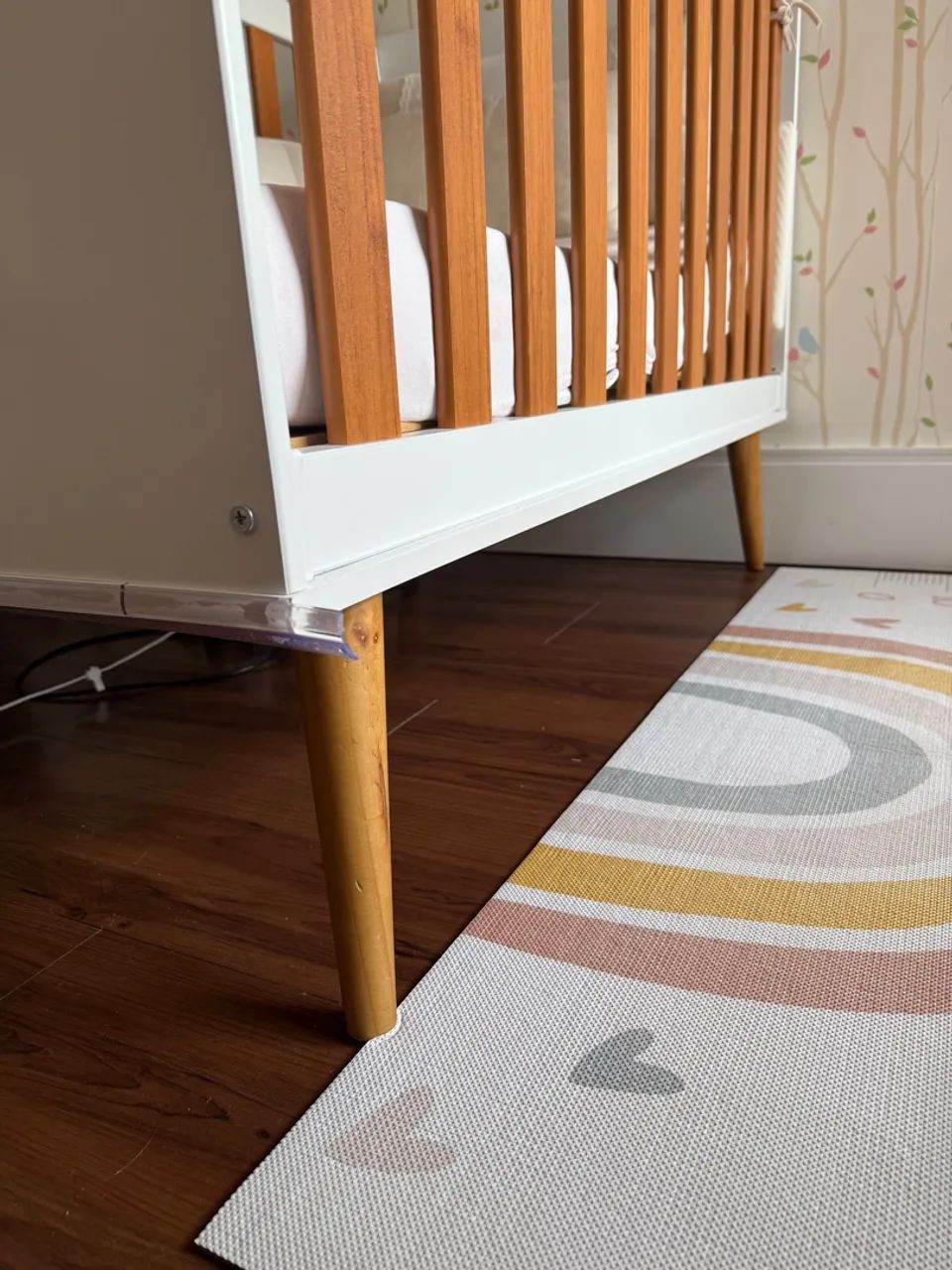 Berço de Bebê Branco com Detalhes em Madeira - Foto 4