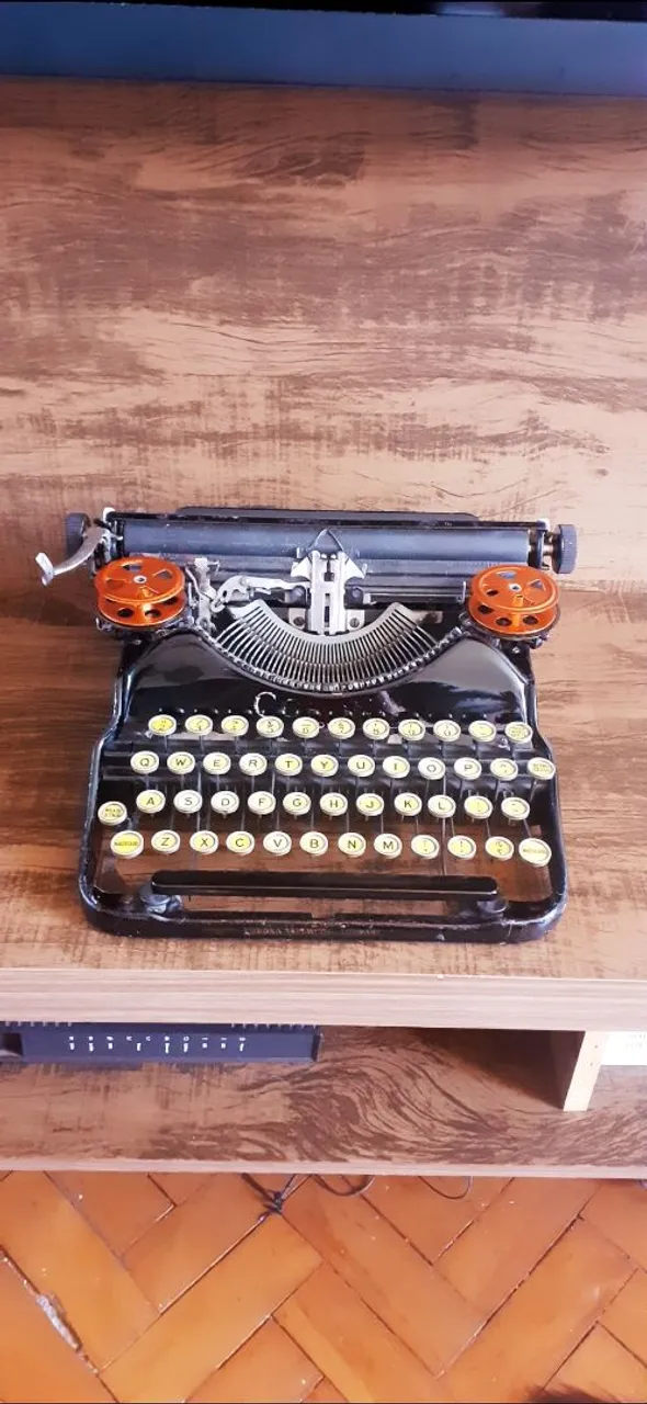 Máquina de escrever Corona Four