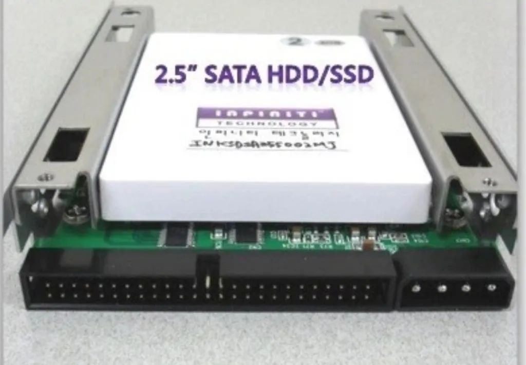 ACARD ARS-2000SUP  SSD SATA de 2,5 polegadas para uma interface Ultra SCSI de 50 pinos