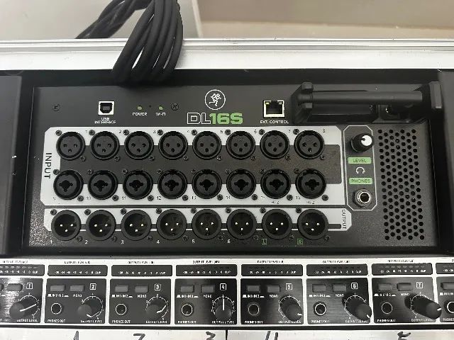 Mesa de som digital Mackie DL16S + Powerplay + Case