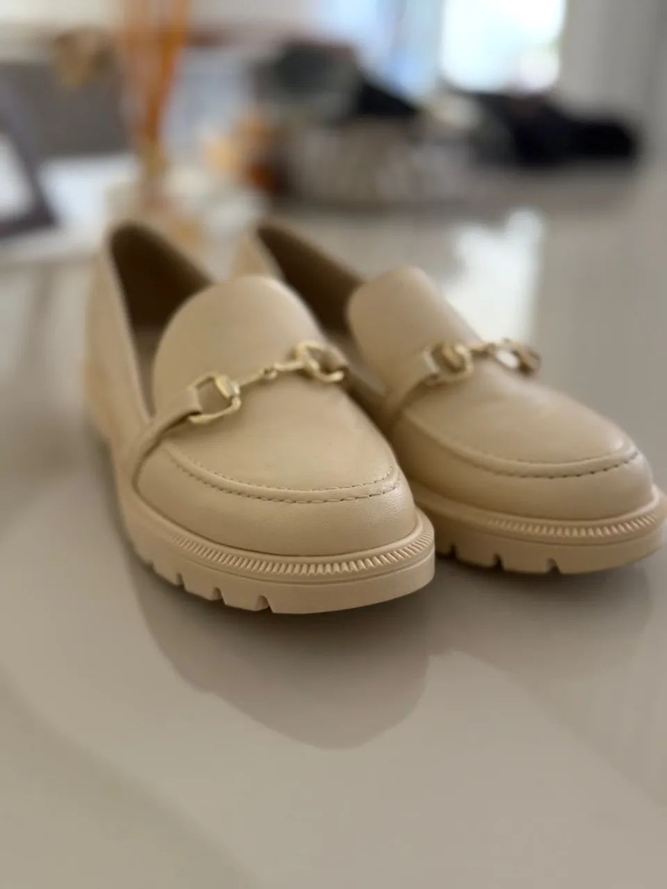 Loafer Bege com Detalhe Dourado