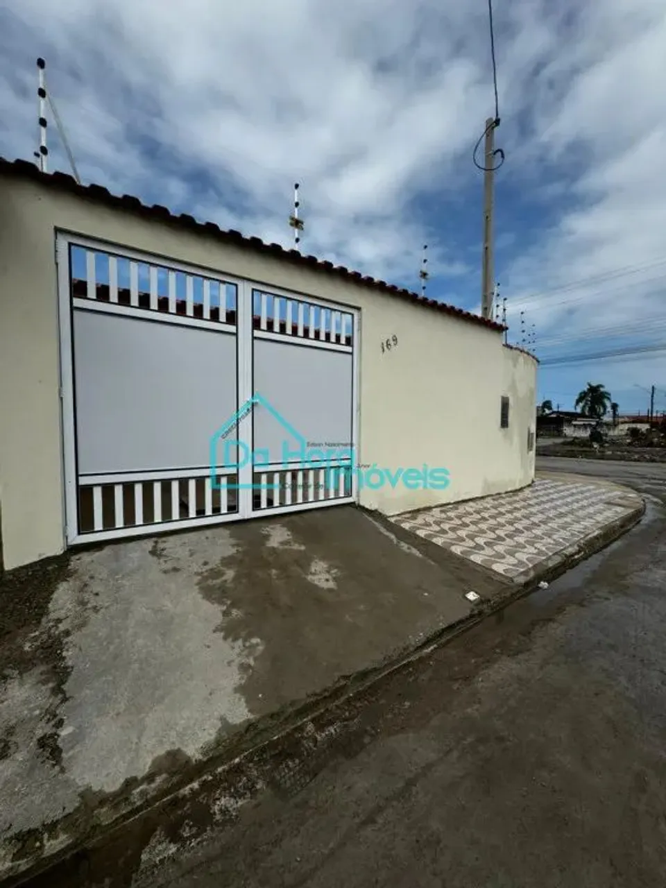 ótima casa com piscina bem localizada a venda em mongaguá
