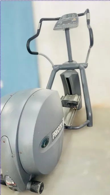 Elíptico Precor EFX - Seminovo