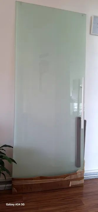 Porta de vidro com trilho
