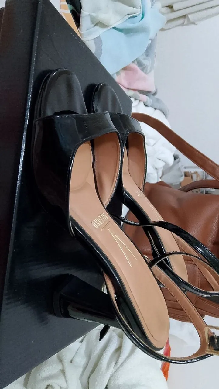 Sandália preta Vizzano - Elegância e conforto