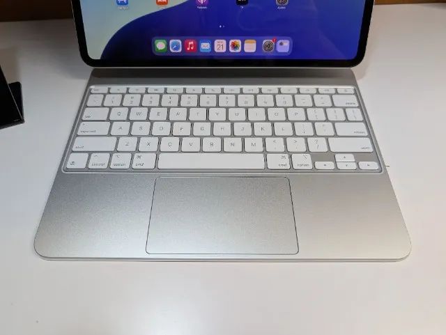 IPAD PRO M4 OLED 13 - WIFI+ 5G(CELULLAR) - 16GB/1TB SILVER COM MAGIC KEYBOARD - Foto 4