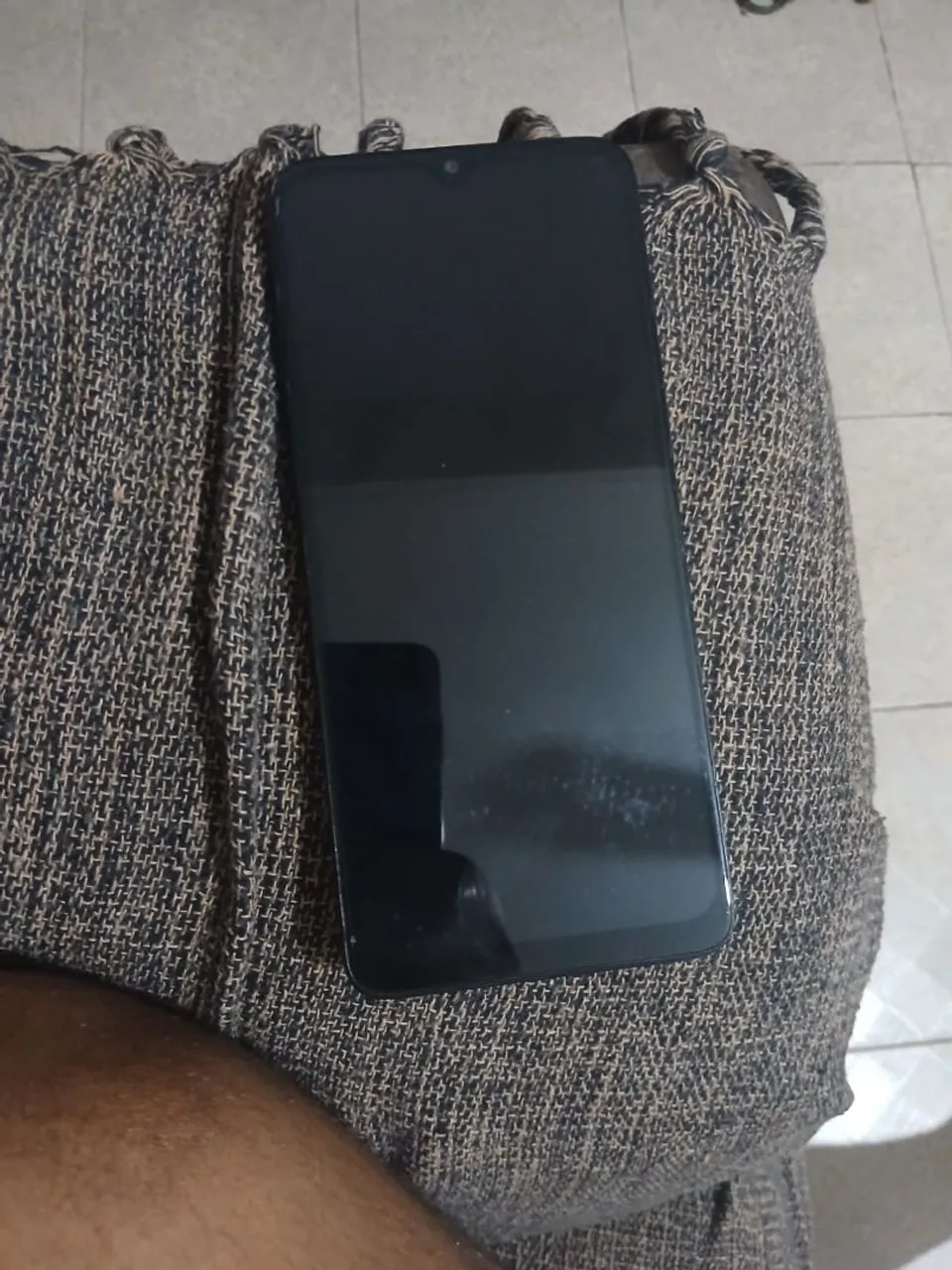 Moto E22 com a tela apagando e acendendo