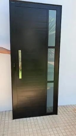 Porta lambril preta com visor e puxador / entregamos 