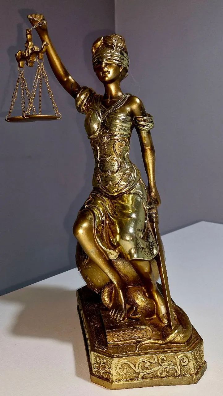 Estátua Themis Deusa da Justiça Dourada 32cm