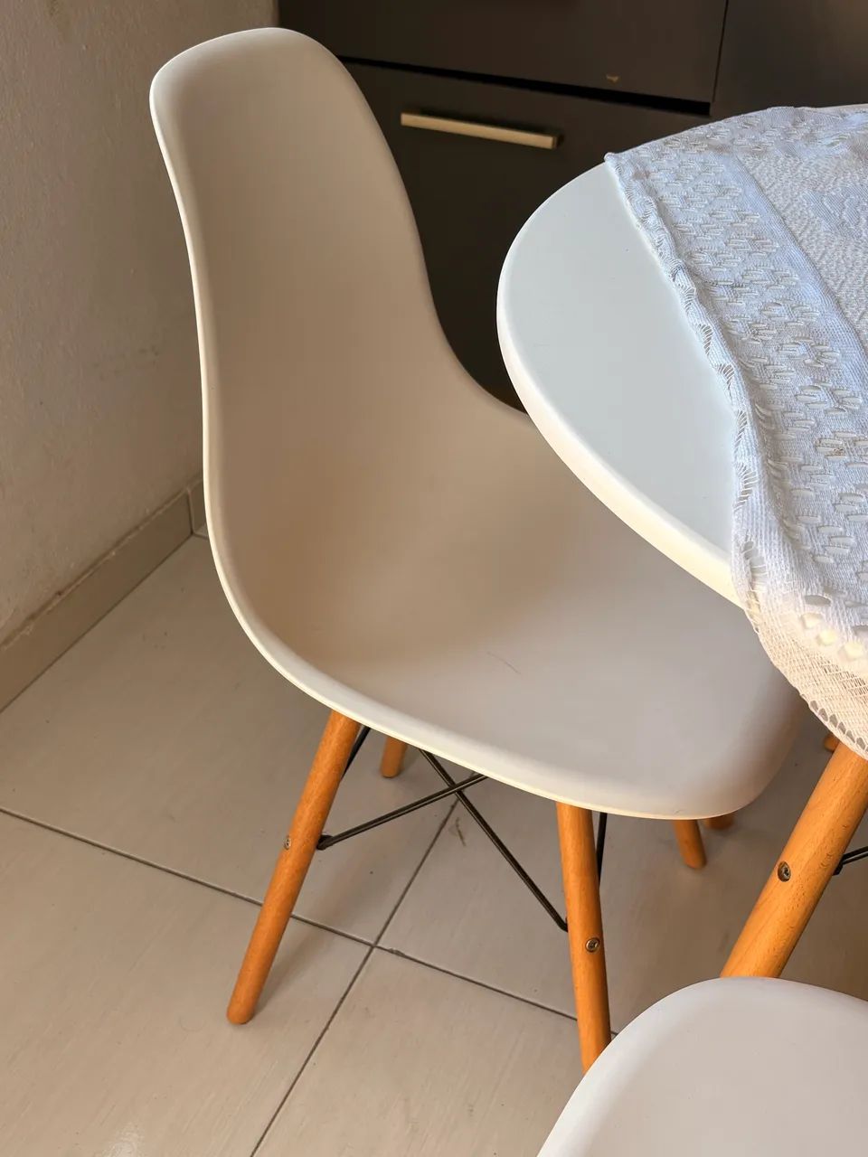 MESA JANTAR 4 CADEIRAS BRANCA  - Foto 3