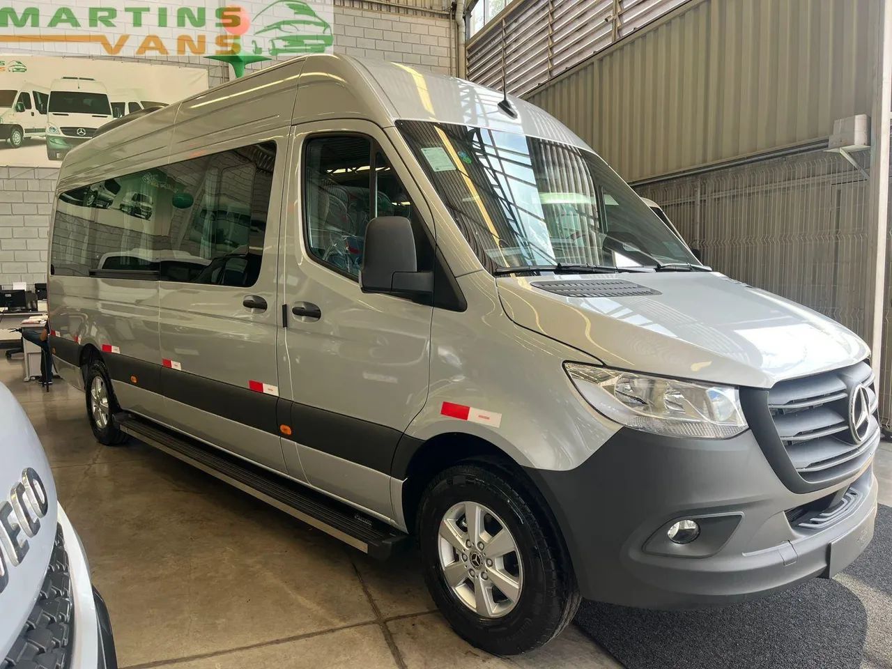 SPRINTER 417 2026 EXTRA LONGA 20 LUGARES EXECUTIVA ZERO KM  PRATA 2025/2026 - Foto 2