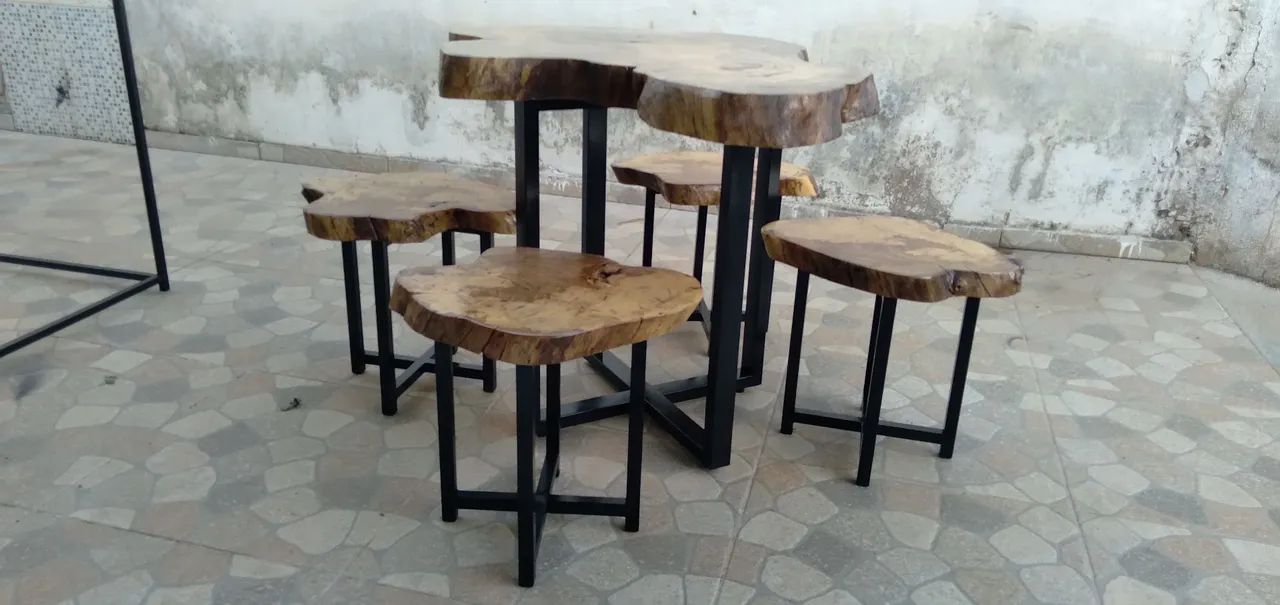 Mesa rústica com bancos