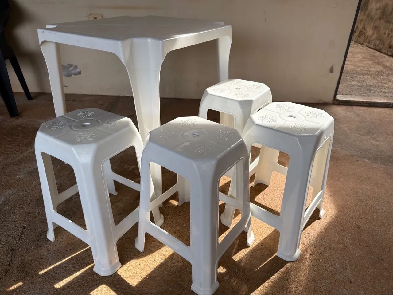 Mesa Branca de Plastico com 4 banquetas