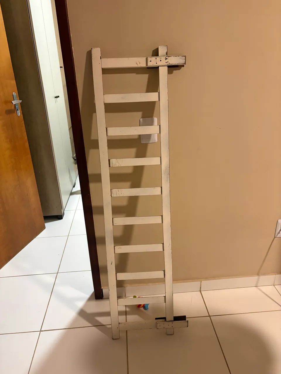 Grade de cama infantil de madeira 