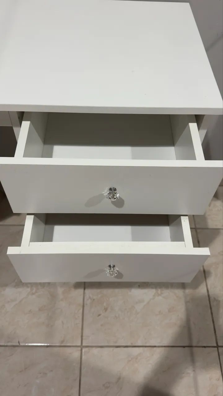 Escrivaninha com gavetas | Acompanha junto 1 cadeira modelo Eames Eiffel na cor preto 
