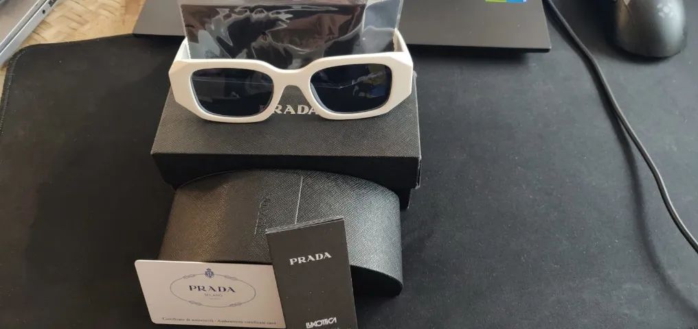 Óculos de sol Prada branco com lentes fumê linha Symbole - Foto 2