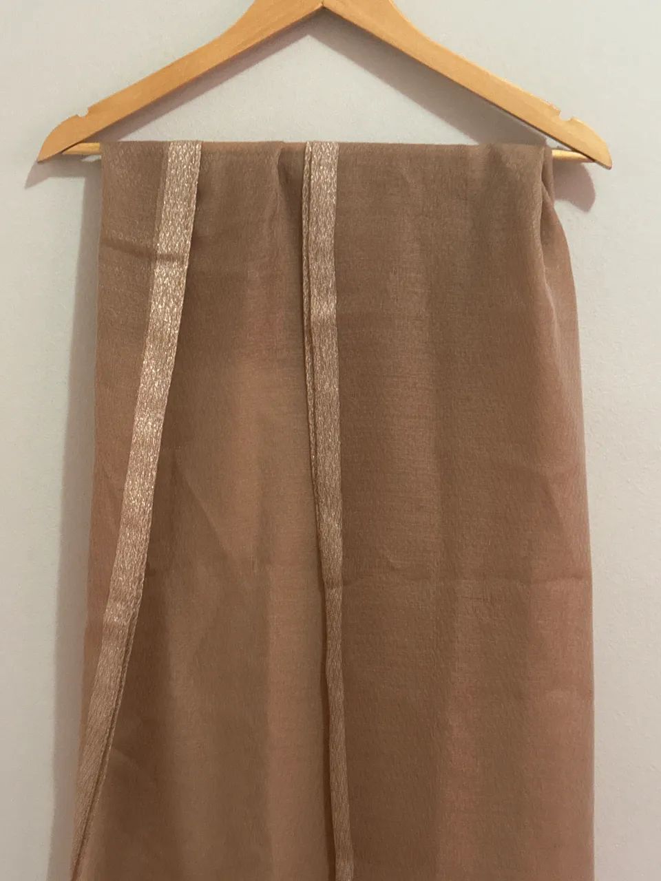 Lenço bege com fio dourados super na moda  - Foto 2