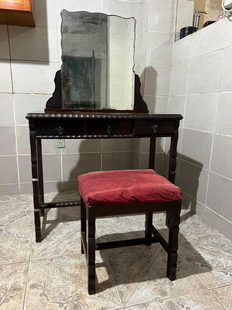 Penteadeira Antiga com Espelho Bisotê e Banquinho - Estilo Colonial - Foto 2