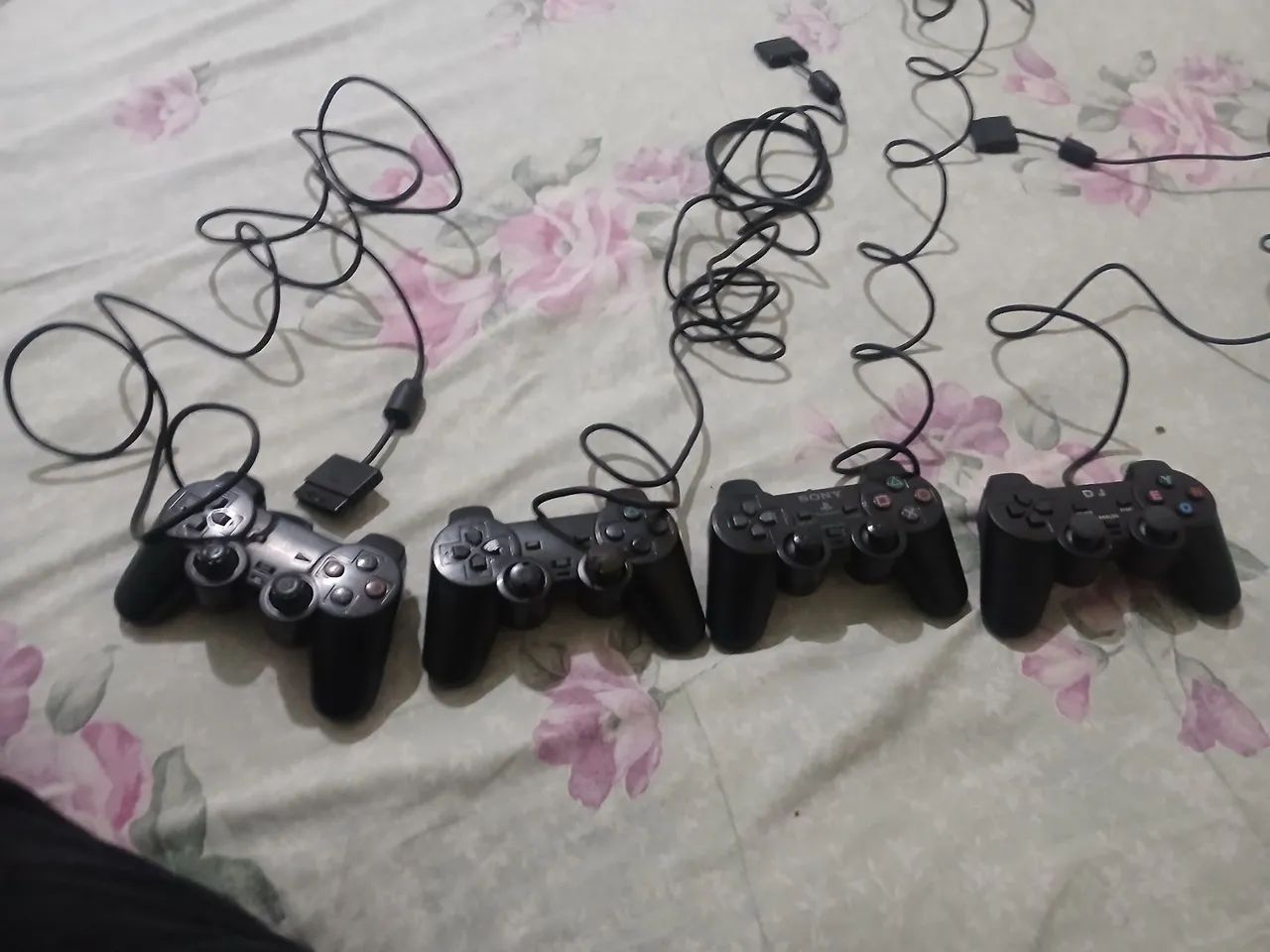 CONTROLES DE PS2(DEFEITUOSOS) 3 ORIGINAIS 1 SIMILAR,SEM CAPA DO ANALOGICO