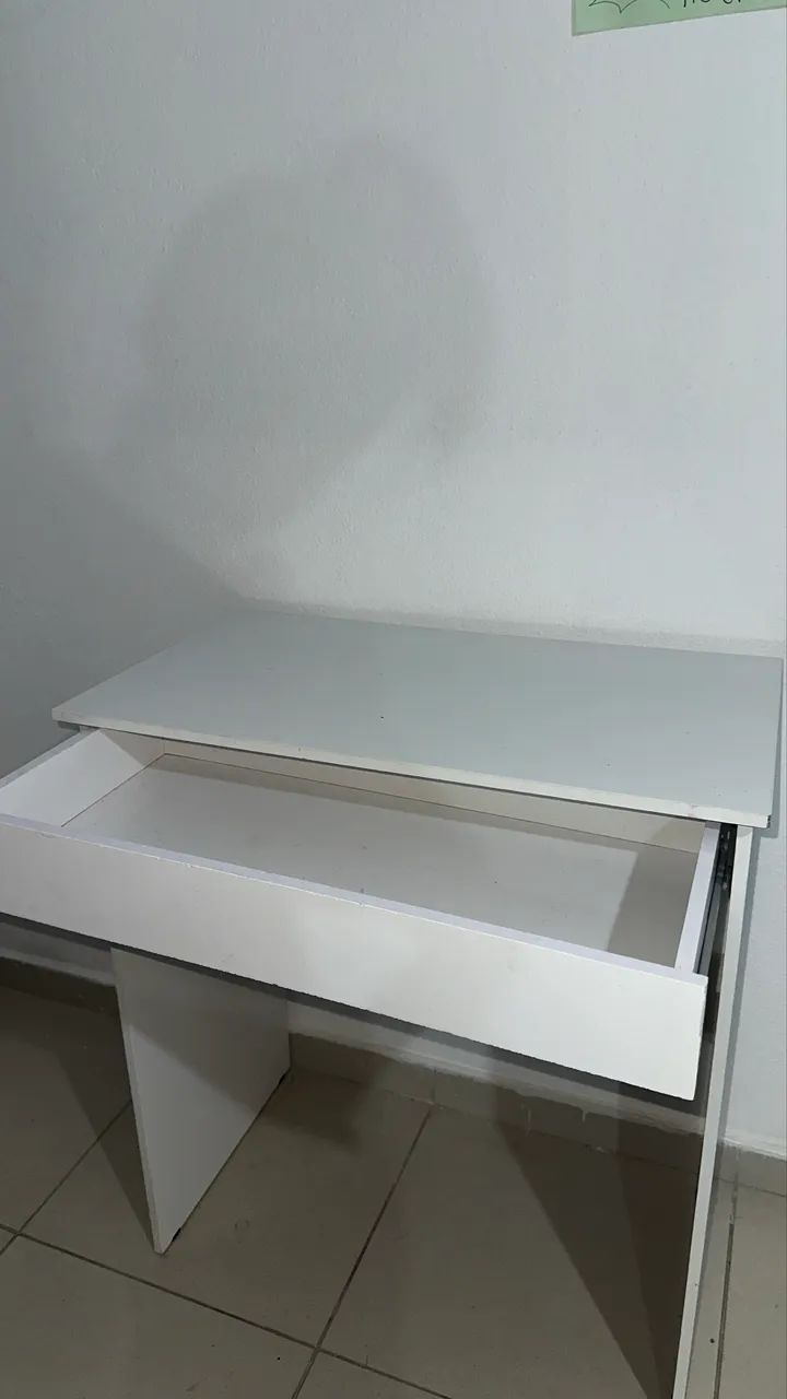 Mesa escrivaninha com gaveta 