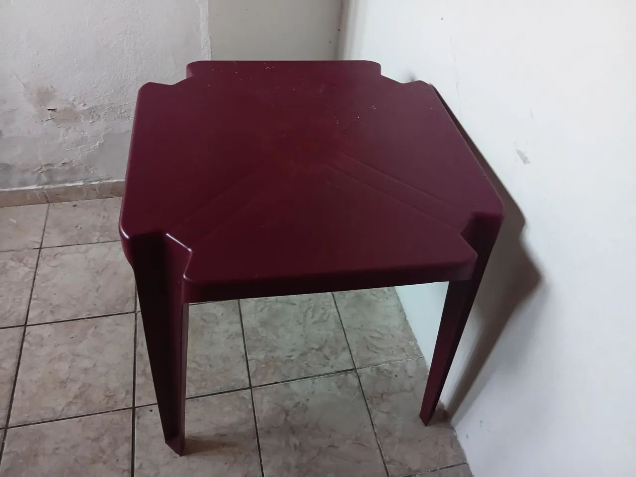Mesa de plástico cor de vinho