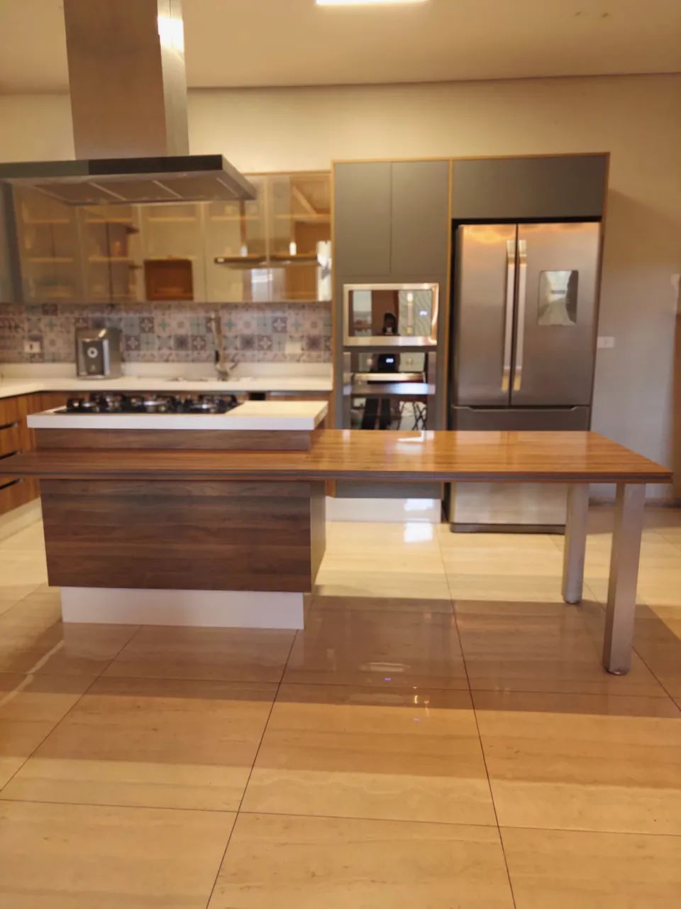Cozinha Planejada Completa em MDF com Ilha e Mesa Integrada - Foto 3