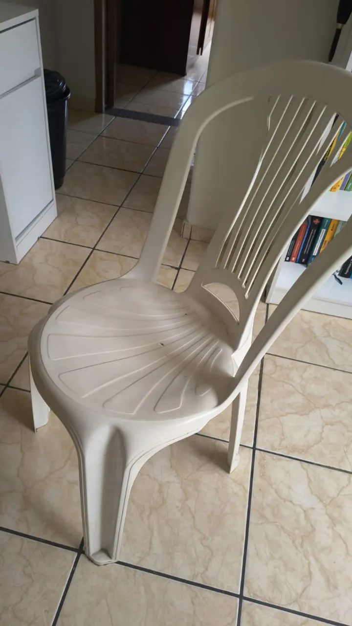 Mesa de plástico com 4 cadeiras - Foto 3