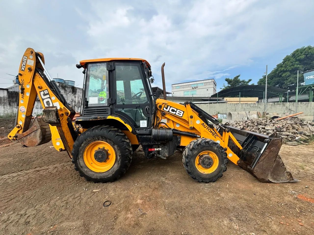 Retroescavadeira JCB 3CX 2019 com 3ª função e caçamba hidráulica
