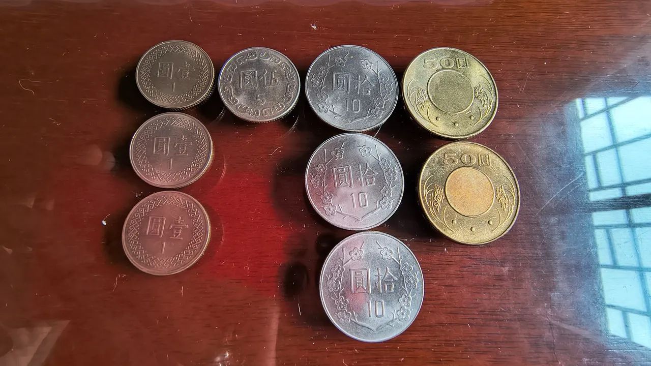 Lote com nove moedas de Taiwan