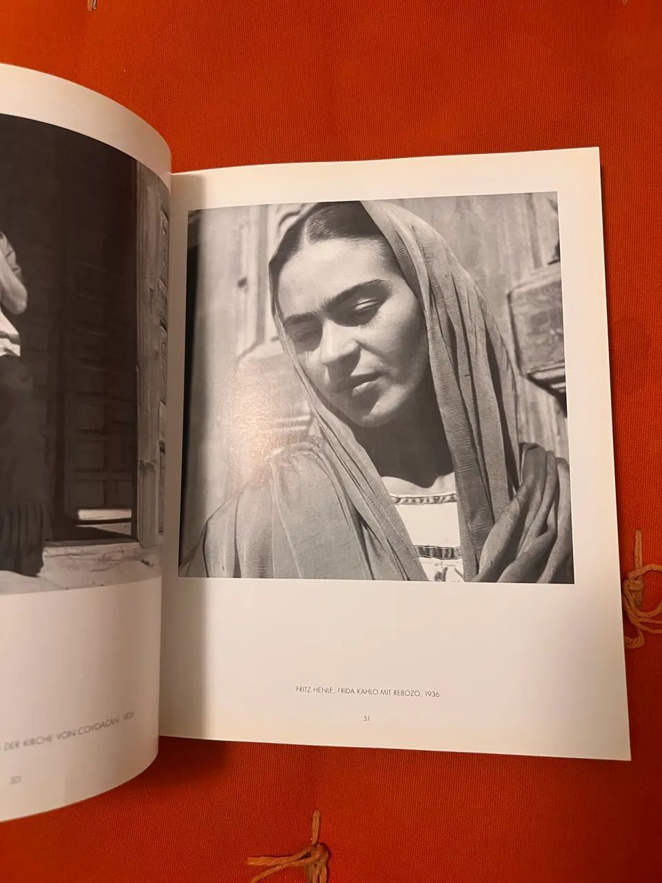 Catálogo com toda a história de Frida em alemão  - Foto 4
