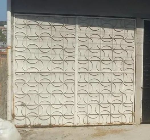 Iron gate with minor damage65049005936641120